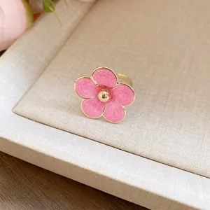 Elegante anillo de flor de esmalte rosa con banda ajustable bañada en oro para mujer