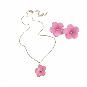 Elegante conjunto de joyas con collar y pendientes de flores de esmalte rosa con cadena dorada