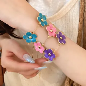 Primer plano detallado de una exquisita pulsera ajustable de flores de esmalte en la muñeca