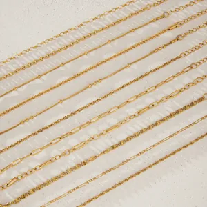 Detalle de varios estilos de cadenas de acero inoxidable doradas para joyas en capas