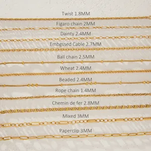 Comparación de varios estilos y anchos de cadenas de acero inoxidable dorado para joyería.