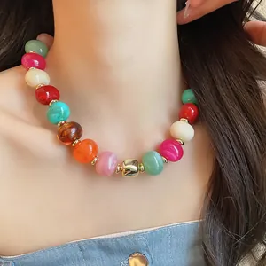 Detailansicht der sommerlichen bunten Perlenkette am Modell, stilvolle Damenhalskette
