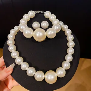 Dettaglio di un set di gioielli con perle di lusso: collana, bracciale e orecchini su supporto.
