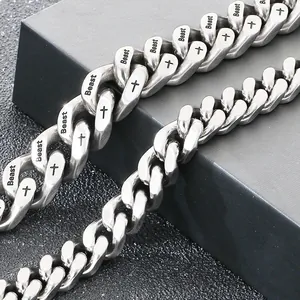Detailopname van de vintage roestvrijstalen Cubaanse schakelarmband met Beast-gravure