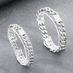 Detailopname van hiphop roestvrijstalen Cubaanse armbanden met Beast-gravure