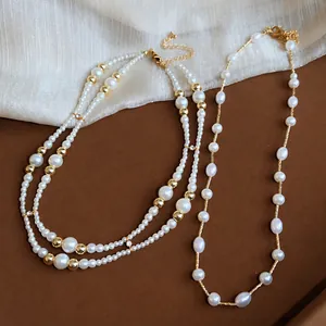 Franse retro parelketting met gouden kralen op bruin leer en witte gaas achtergrond
