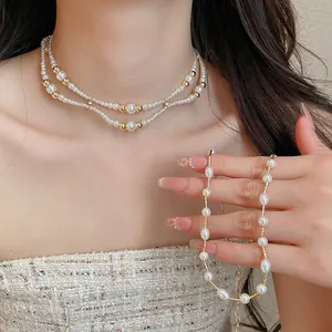 Gedetailleerd overzicht van elegante Franse retro parel choker en gelaagde ketting