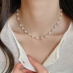 Detail van een elegante Franse vintage parelketting gedragen aan een vrouwenhals