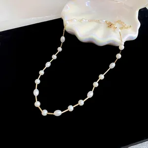 Franse vintage parelketting op een iriserende schelp en zwart fluweel gepresenteerd