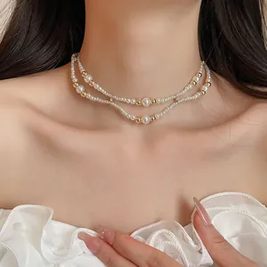 Gedetailleerd overzicht van een elegante dubbellaagse vintage parelketting choker