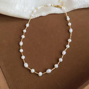 Detailweergave van vintage Franse parelketting met fijne gouden ketting voor dames