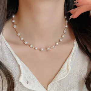 Detail van een Franse vintage parelketting met elegante gouden kettingsegmenten.