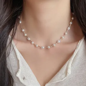 Gedetailleerde opname van een Franse retro parelketting met ovale parels aan gouden ketting
