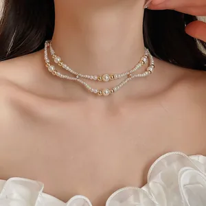 Elegante dubbellaagse Franse vintage parelketting met gouden kralen op een model