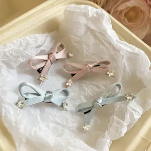 Detail van zoete strik haarspeldjes met fonkelende stersteentjes in een mooie geschenkdoos.