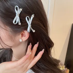 Detailopname van schattige haarspelden met strikjes en sterrenkristallen in Japanse stijl.