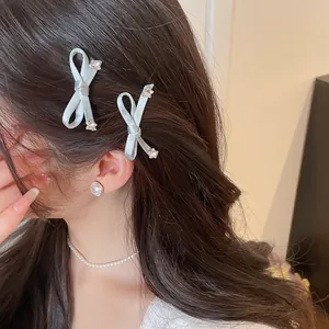 Gedetailleerd overzicht van elegante lichtblauwe strik haarspelden met kristal accenten