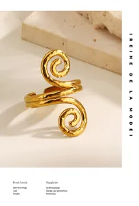 Gedetailleerd zicht op de gehamerde textuur van een gouden dubbele spiraal open ring