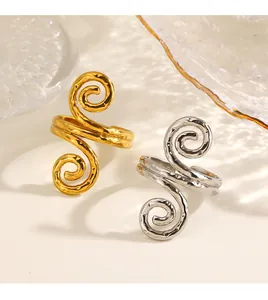 Detailopname van vintage gehamerde titaanstaal ringen met artistieke dubbele spiraaltextuur