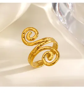 Gedetailleerde macro-opname van vintage gouden titaniumstalen ring met spiraalontwerp