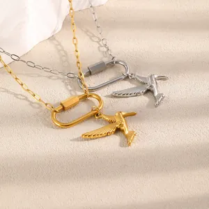 Détail macro du pendentif colibri doré en acier inoxydable avec fermoir à vis