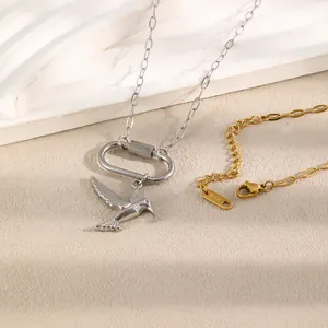 Collier élégant en acier inoxydable avec un pendentif colibri argenté et un fermoir doré.