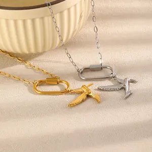 Vue détaillée de pendentifs colibri avec fermoirs mousquetons en finitions or et argent