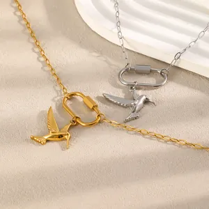 Détail du collier pendentif colibri avec fermoir à vis mousqueton en acier inoxydable