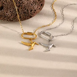 Détail du pendentif colibri en acier inoxydable avec un fermoir mousqueton à vis