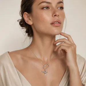 Vue détaillée d'un collier pendentif colibri en acier inoxydable sur un mannequin