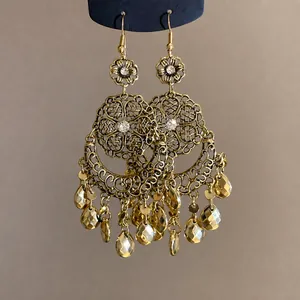Orecchini vintage bohémien dorati con fiori di strass e nappe a goccia d'acqua