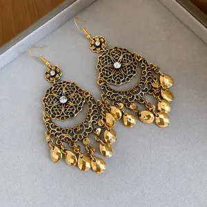 Orecchini pendenti vintage stile bohémien dorati con filigrana floreale e strass brillanti