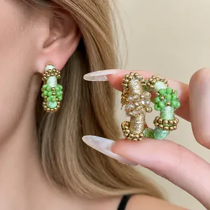 Pendientes de aro étnicos en forma de C con seda verde y cuentas doradas vintage