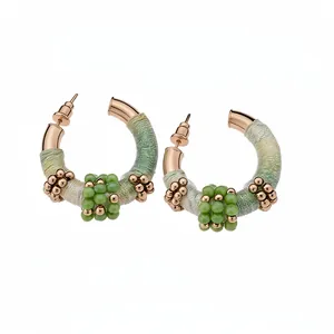 Pendientes de aro en C de estilo étnico con hilo verde y detalles de cuentas