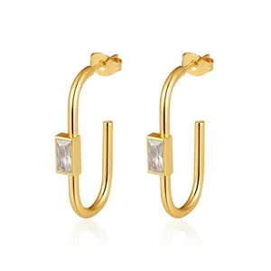 Vue détaillée de créoles en acier inoxydable doré 18 carats avec zircon cubique baguette