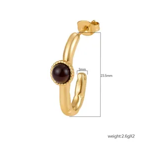 Vue détaillée d'une boucle d'oreille créole plaquée or 18 carats avec pierre marron