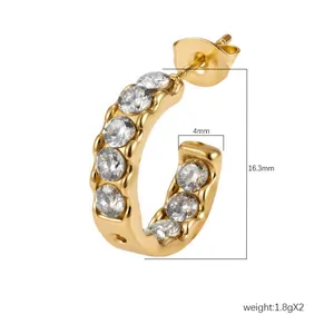 Vue détaillée d'une boucle d'oreille plaquée or avec dimensions 16,3 mm x 4 mm