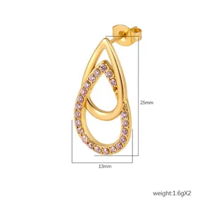 Gros plan de boucles d'oreilles goutte plaquées or avec détails en zircons roses
