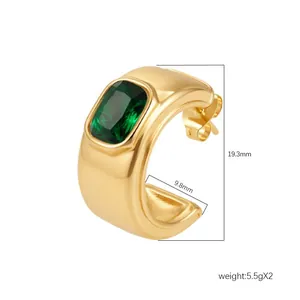 Vue détaillée d'une boucle d'oreille en acier plaqué or 18 carats avec zircon vert émeraude