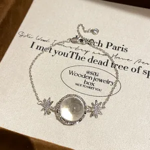 Bracelet élégant en argent avec un cristal rond et des étoiles à huit branches en zircon.