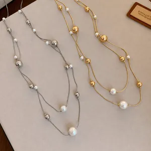 Elegante collar de doble capa con perlas y cuentas en acabados dorado y plateado