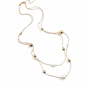 Elegante collar francés de doble capa con perlas y cuentas doradas en una cadena de serpiente.