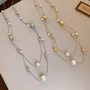 Detalle del collar de doble capa de estilo francés con perlas y cuentas de oro/plata