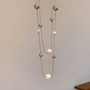 Primer plano de un collar francés de doble capa con perlas elegantes y cuentas plata