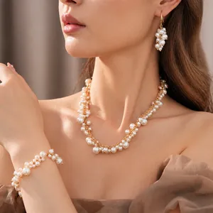 Elegante sieradenset met ketting, oorbellen en armband van trosperels voor dames