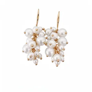 Elegante paleisstijl oorbellen met dichte trossen witte parels en gouden haken