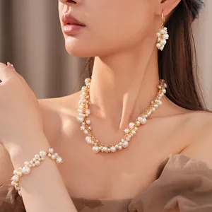 Gedetailleerd overzicht van een luxe pareljuwelenset met ketting en oorbellen