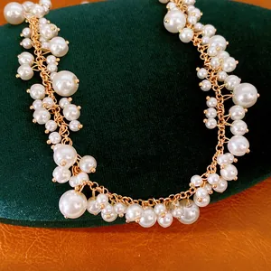 Close-up van de koninklijke parelkwastketting op een achtergrond van groen fluweel