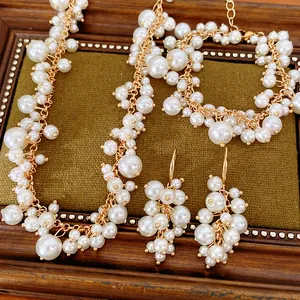 Detailweergave van vintage parel sieradenset met ketting, armband en oorbellen