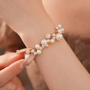 Close-up van een elegante parelarmband in paleisstijl gedragen om de pols van een vrouw